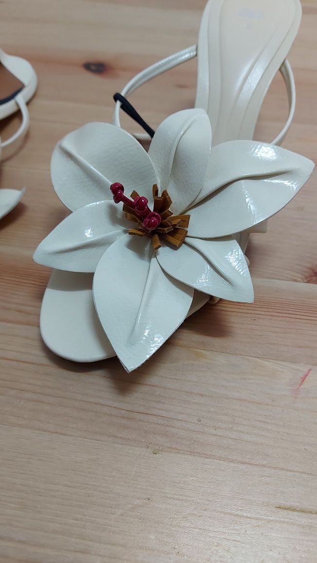 Sandálias tacão com flor