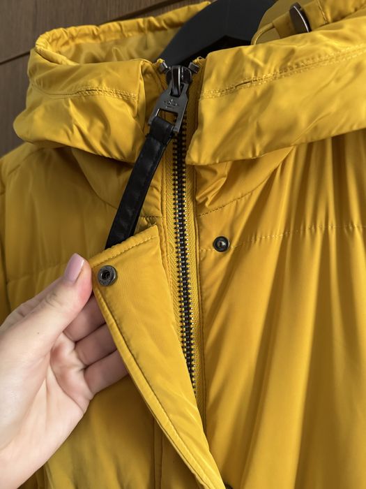 Зимова жіноча куртка