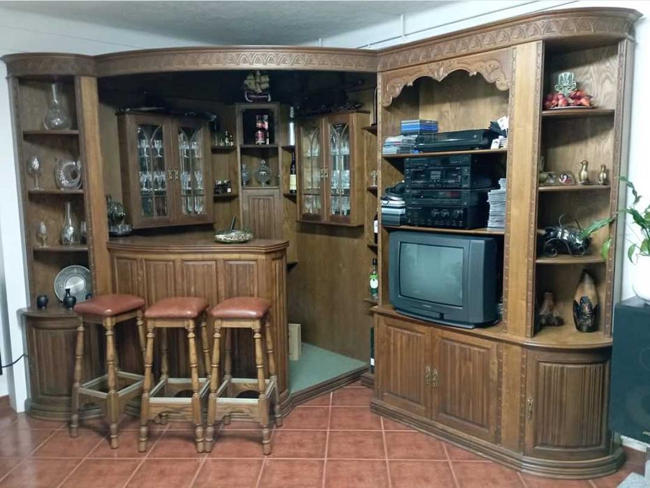 Vendo bar de canto com três bancos preço negociável