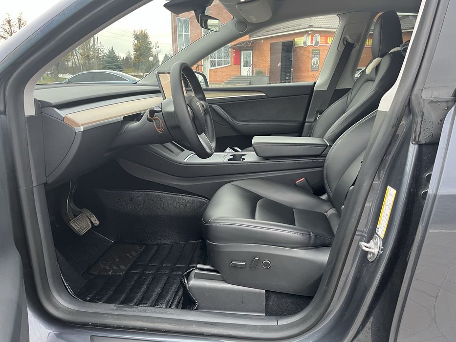Продаю Tesla Model Y