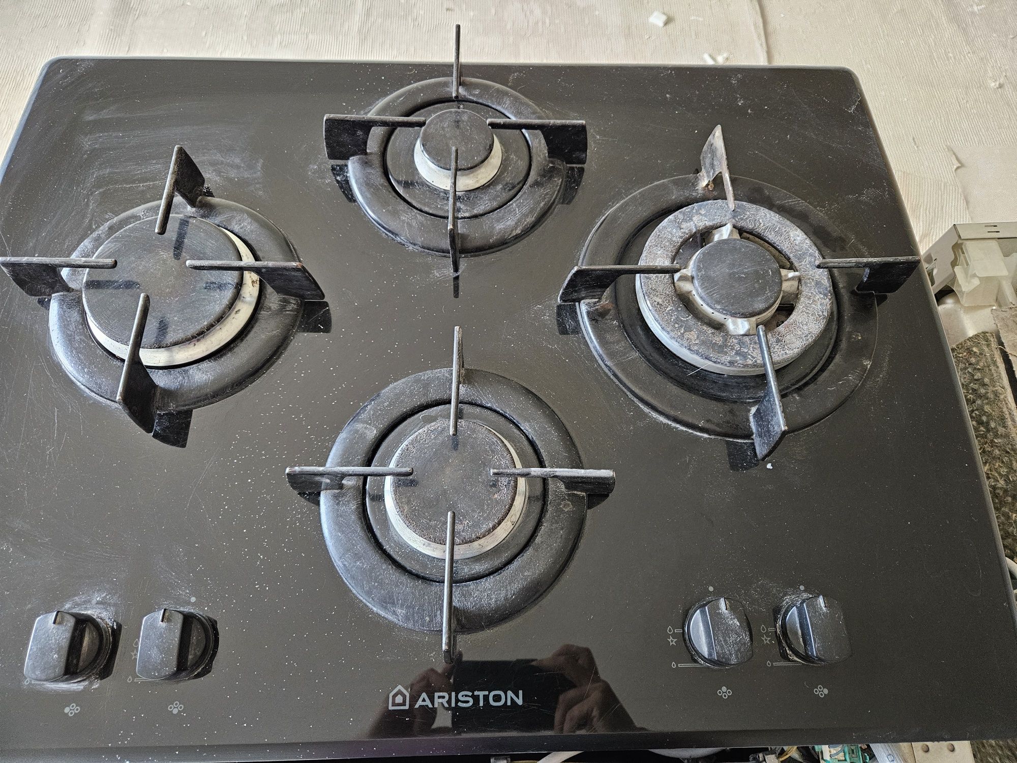 Placa de fogão a gás, 4 bicos, Ariston.
A funcionar