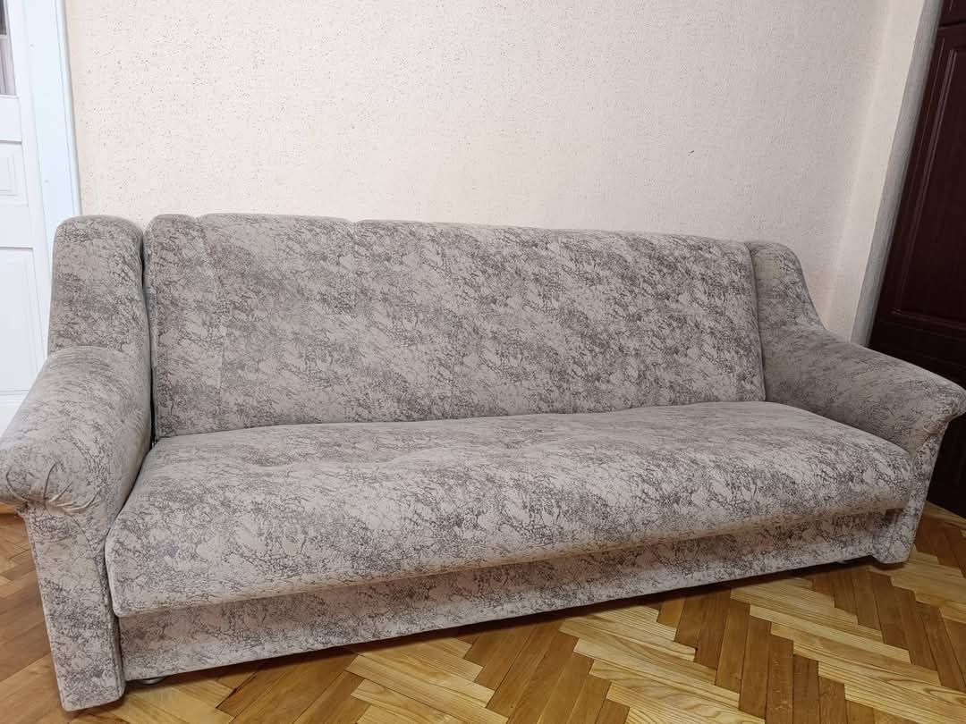 М'які меблі. Диван. Два великі крісла.