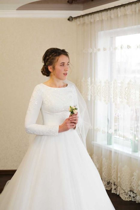 Весільна сукня зі шлейфом