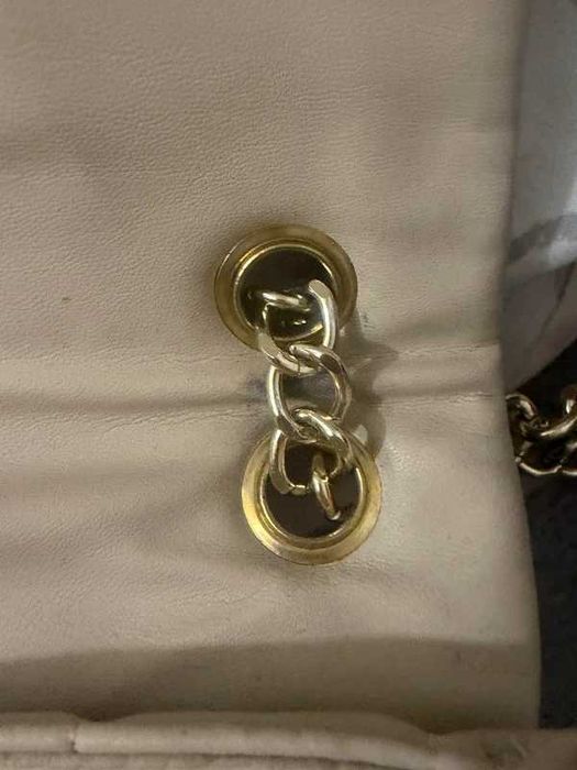 Torebka beżowa ze złotym łańcuszkiem Sinsay