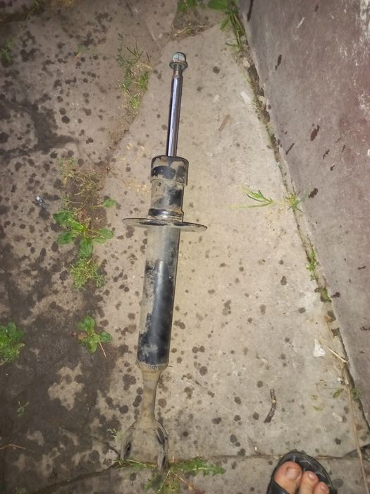 Стойки амортизатора Шкода суперб  1  передние