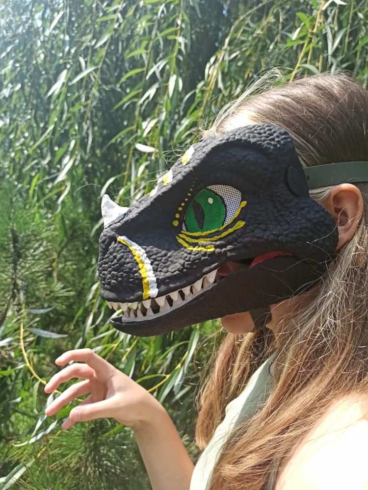 Продам маску Раптора  Jurassic World оригинал .