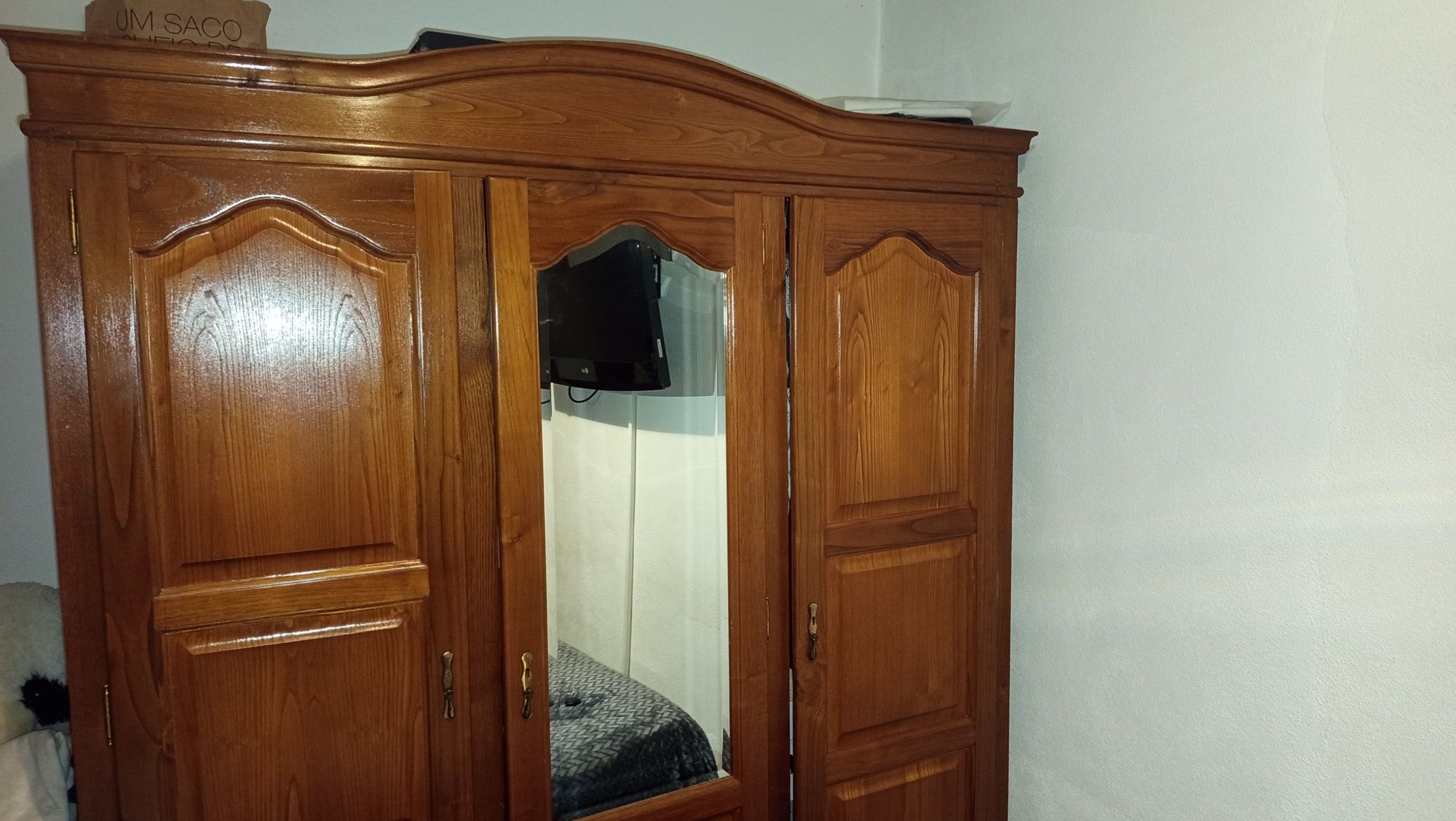Vendo roupeiro de 3 portas com espelho