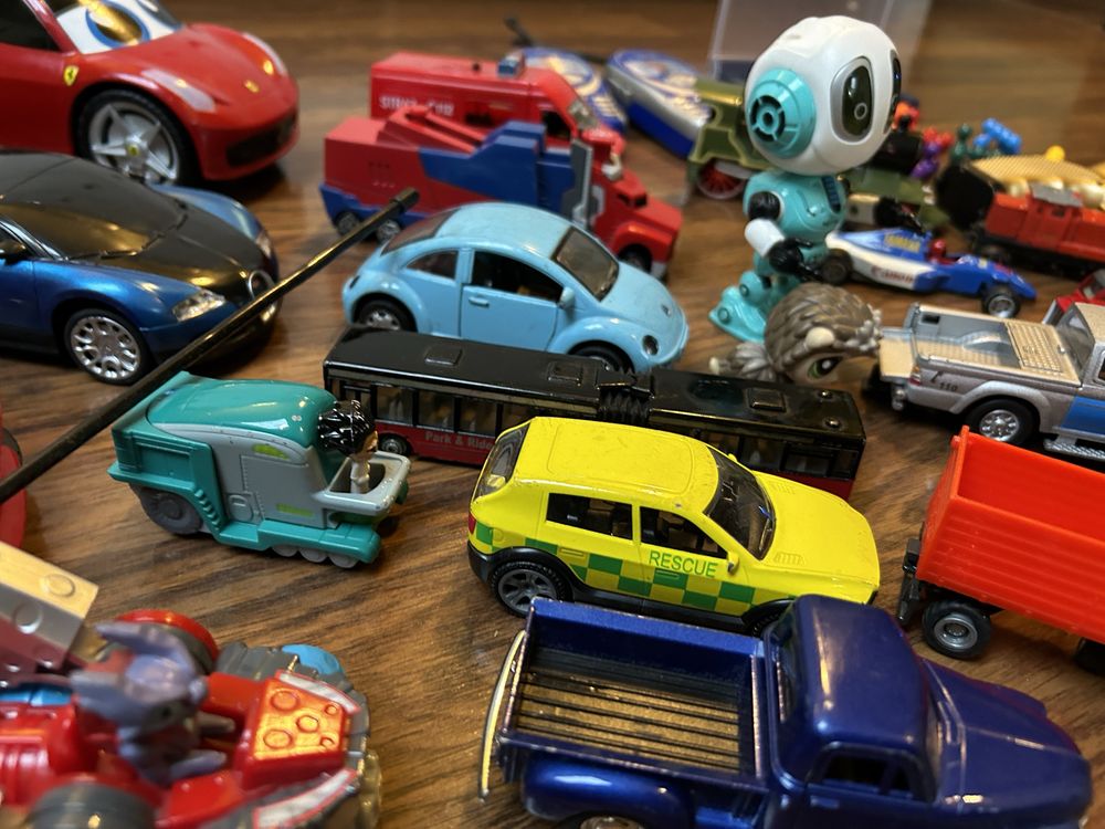 Zabawki różne autka dla dziecka - chłopca