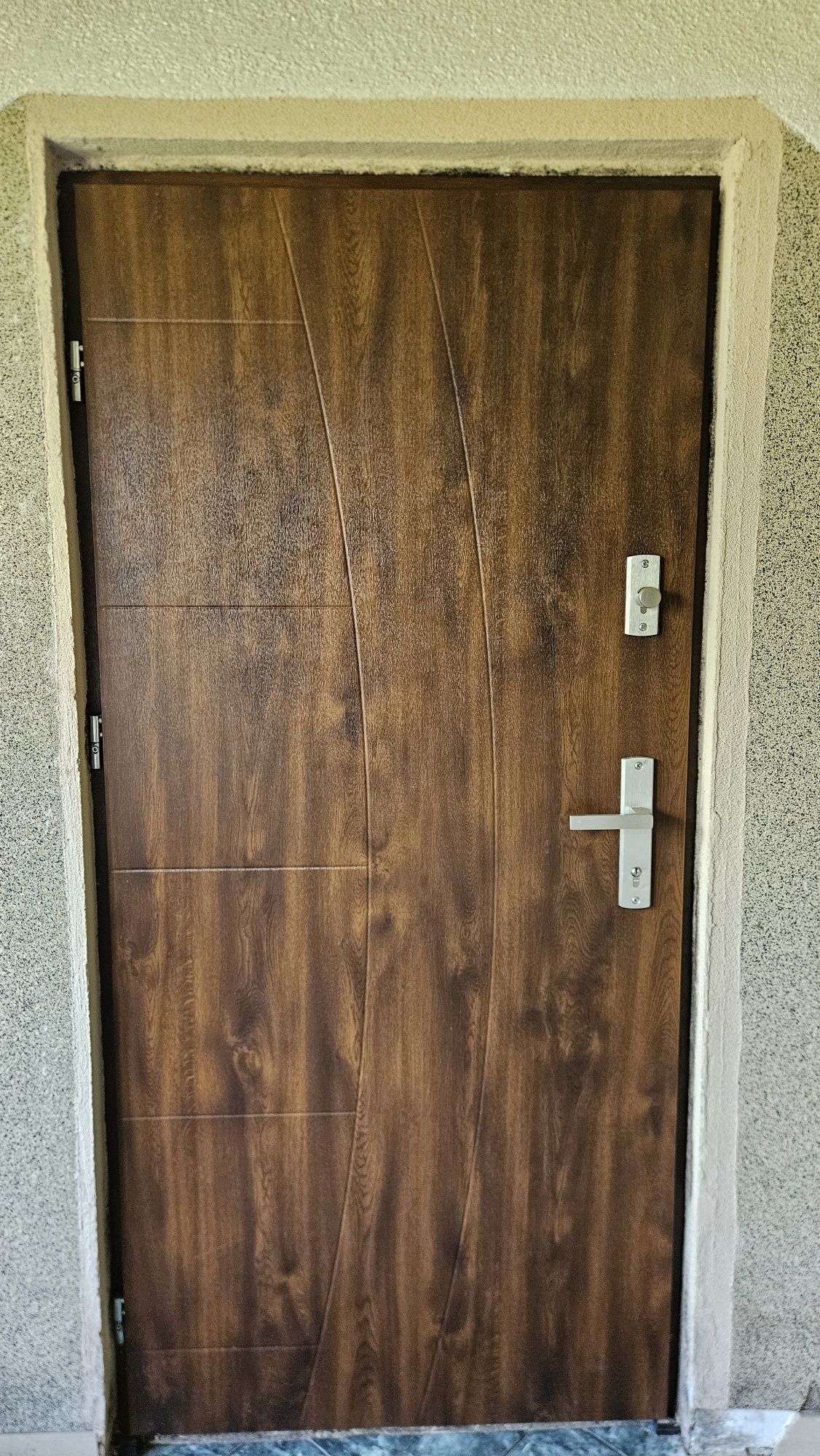 Sprzedam drzwi wejściowe kolor Orzech