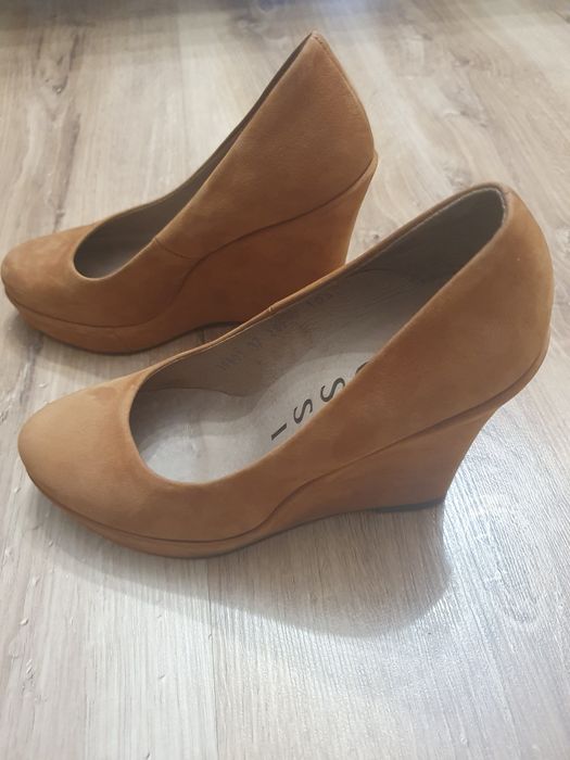 Czółenka Nessi koturna skóra naturalna r. 37