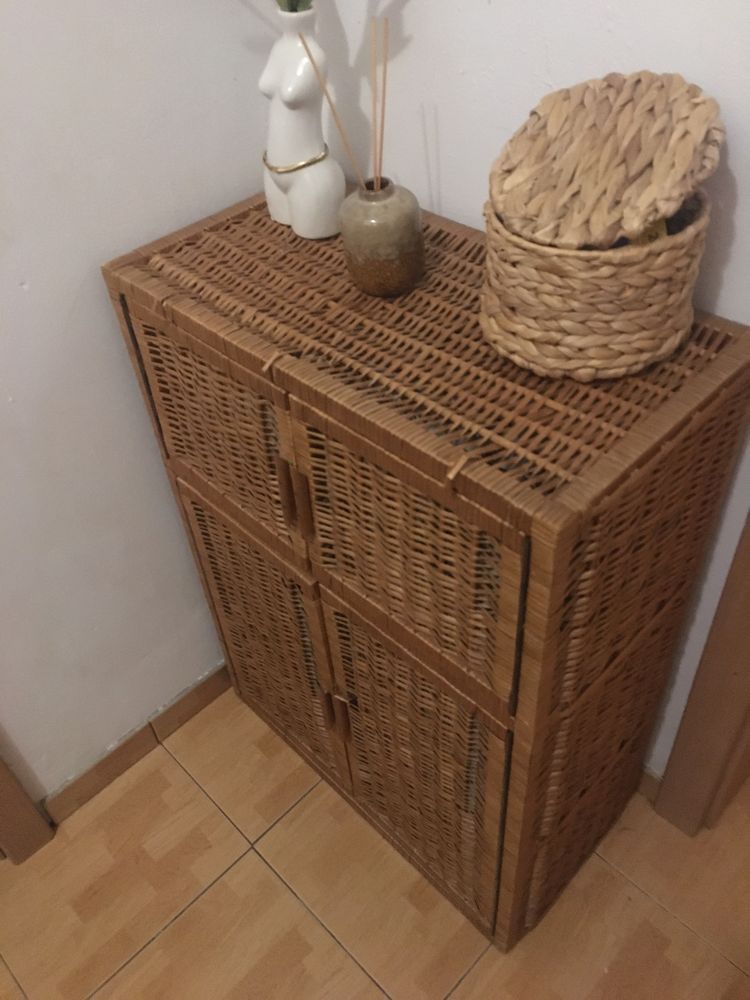 Wiklinowa wiszaca szafka z drzwiczkami wiklina