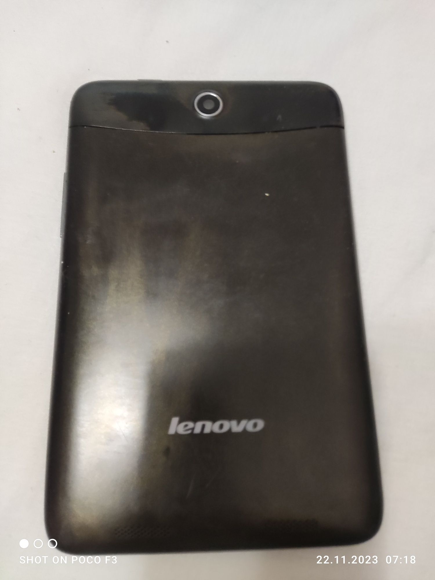 Продам планшет lenovo б/у .включается но экран не слушается .
