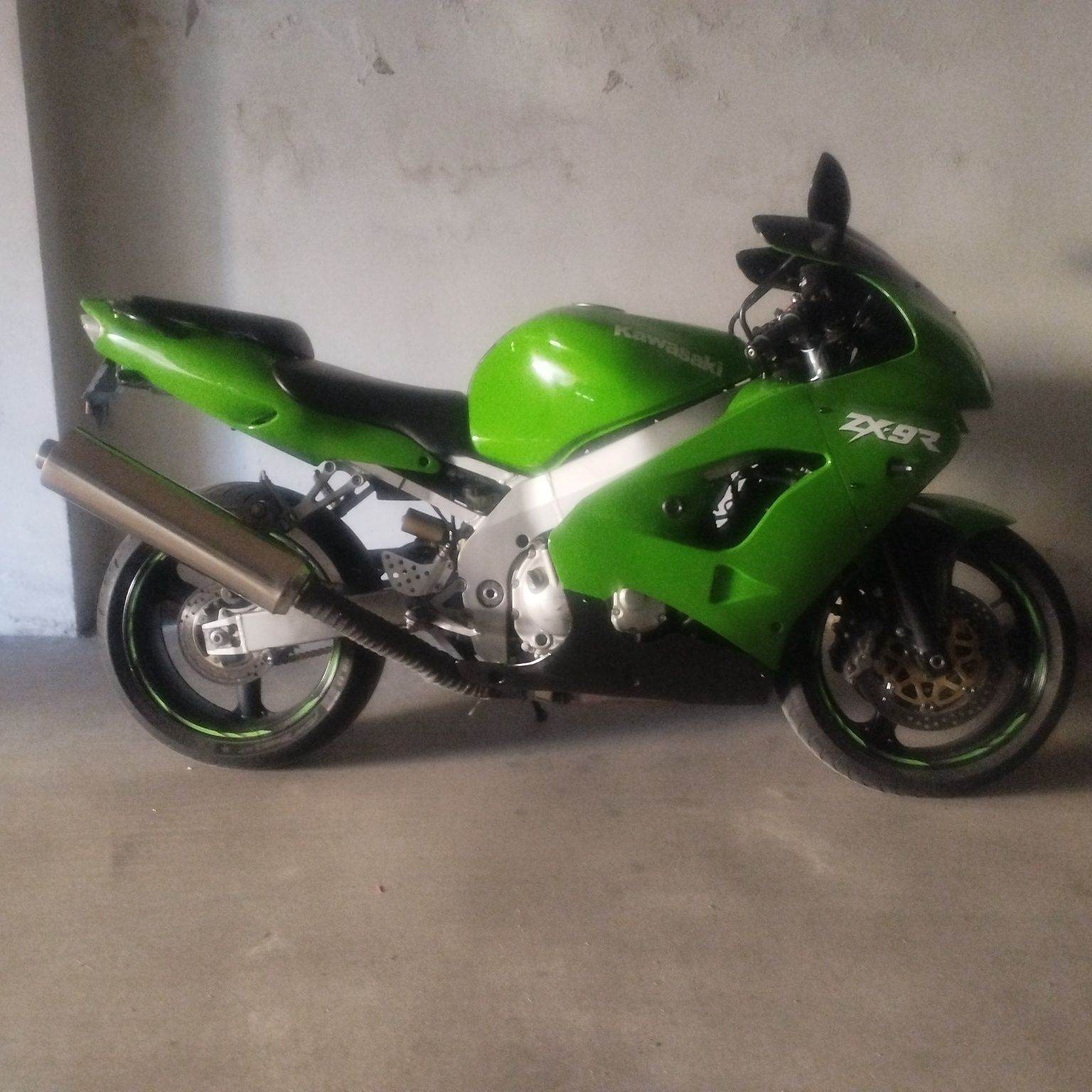 Kawasaki ninja zx9r 2,800€ até final de junho.