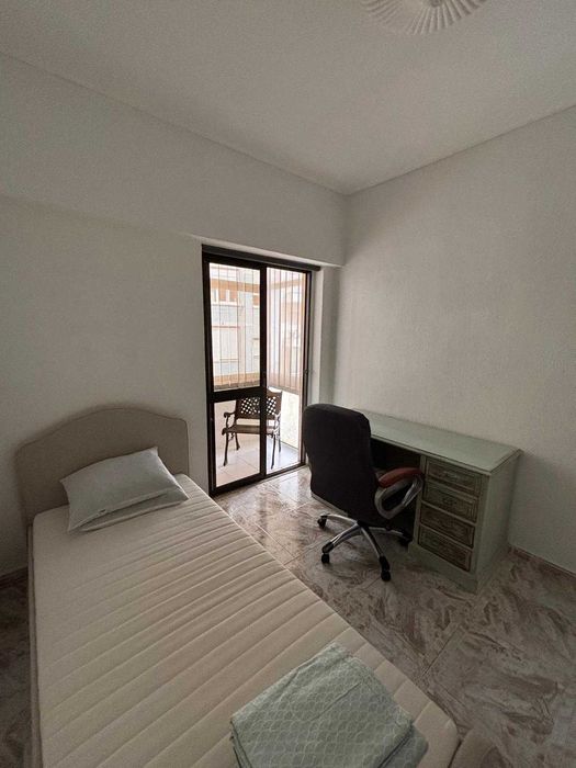 Quarto para arrendar em Algés