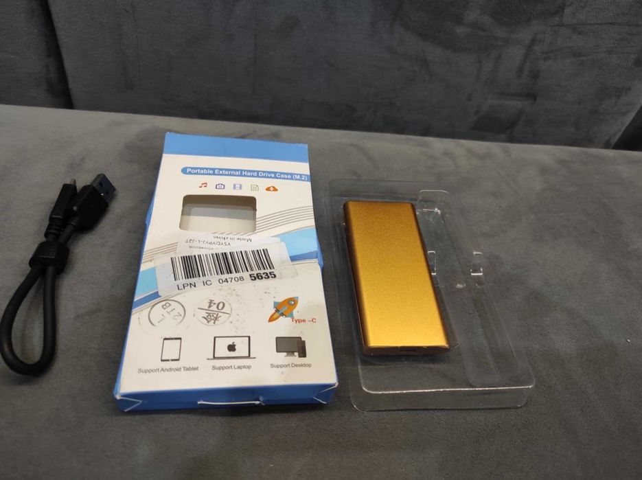 Dysk zewnętrzny HDD 2TB z kablem.