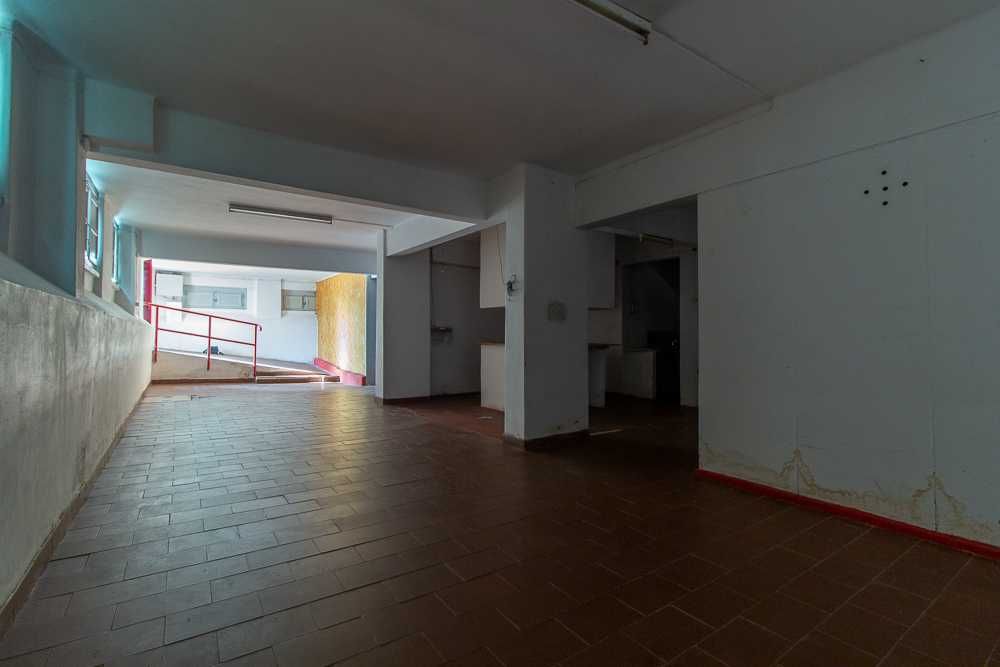 Excelente Armazém, bem situado, junto Estação da Damaia, disponível.
