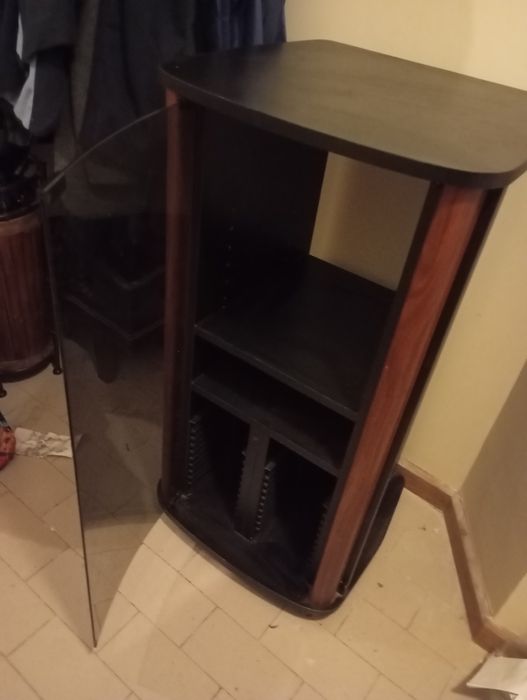 Móvel para TV e leitor ou box com prateleiras e porta de vidro