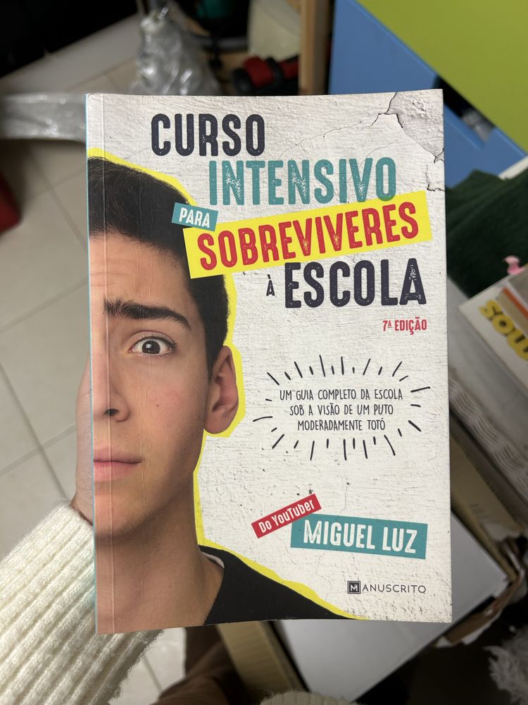 Livro “curso intensivo para sobreviveres a escola”