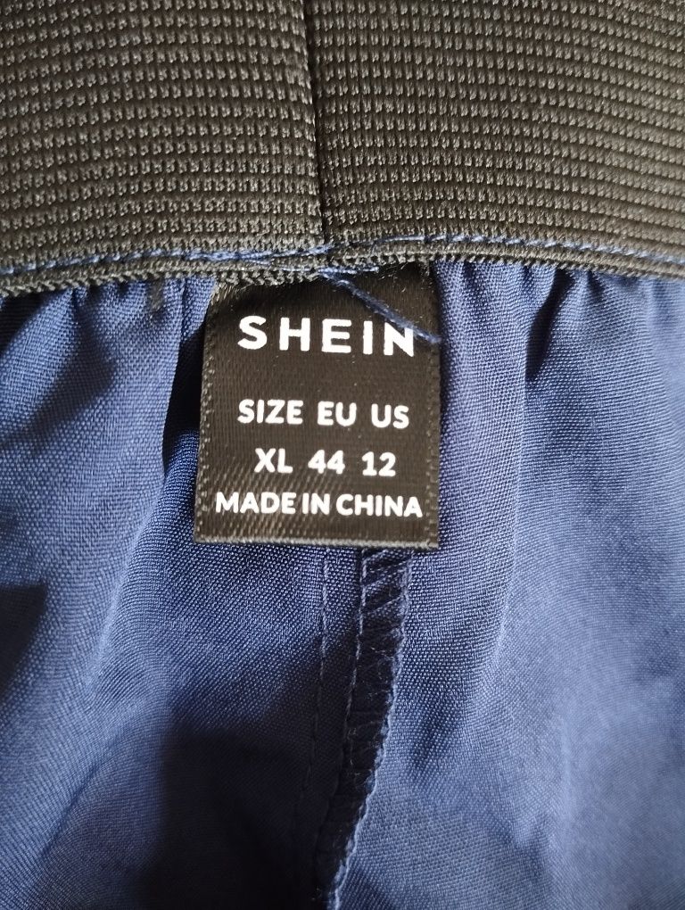 Sprzedam nowe spodnie granatowe, z wiązaniem z Shein