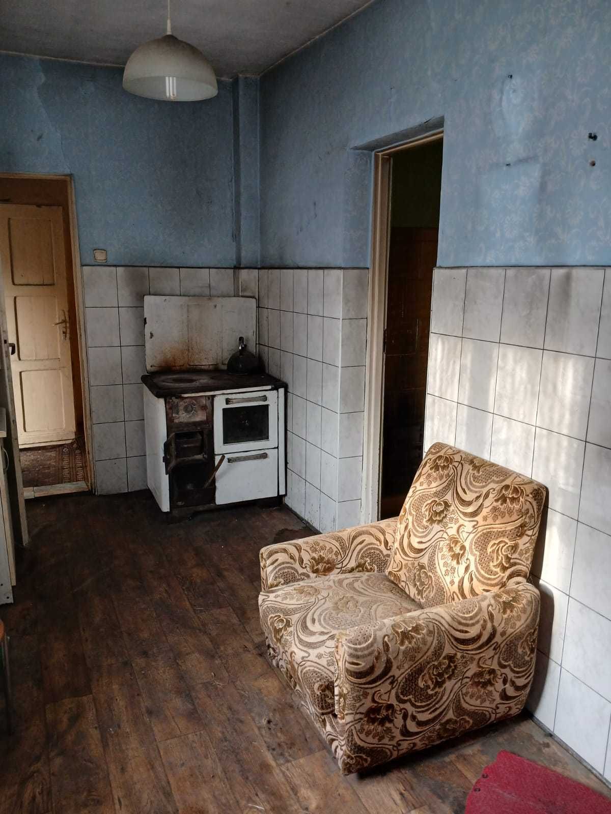 Dom z budynkami gospodarczymi