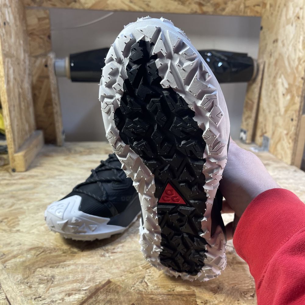 Чоловічі кросівки Nike Acg Mountain Fly 2 Low Gore Tex Black White Red