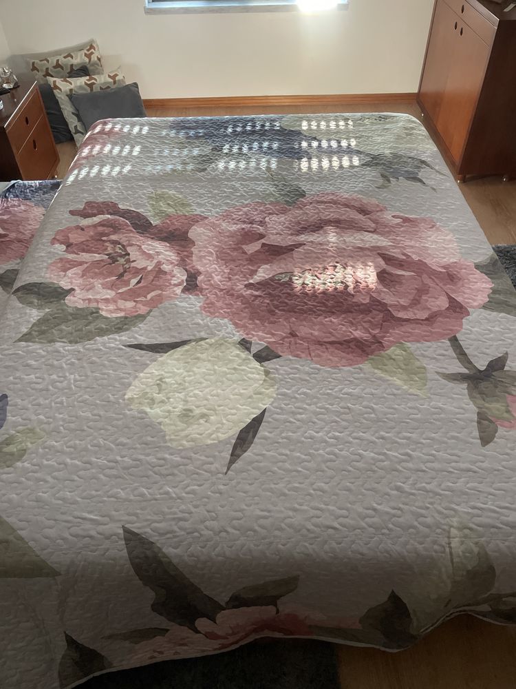 Conjunto Colcha 2,30-*2,60 cm cinzenta com flores