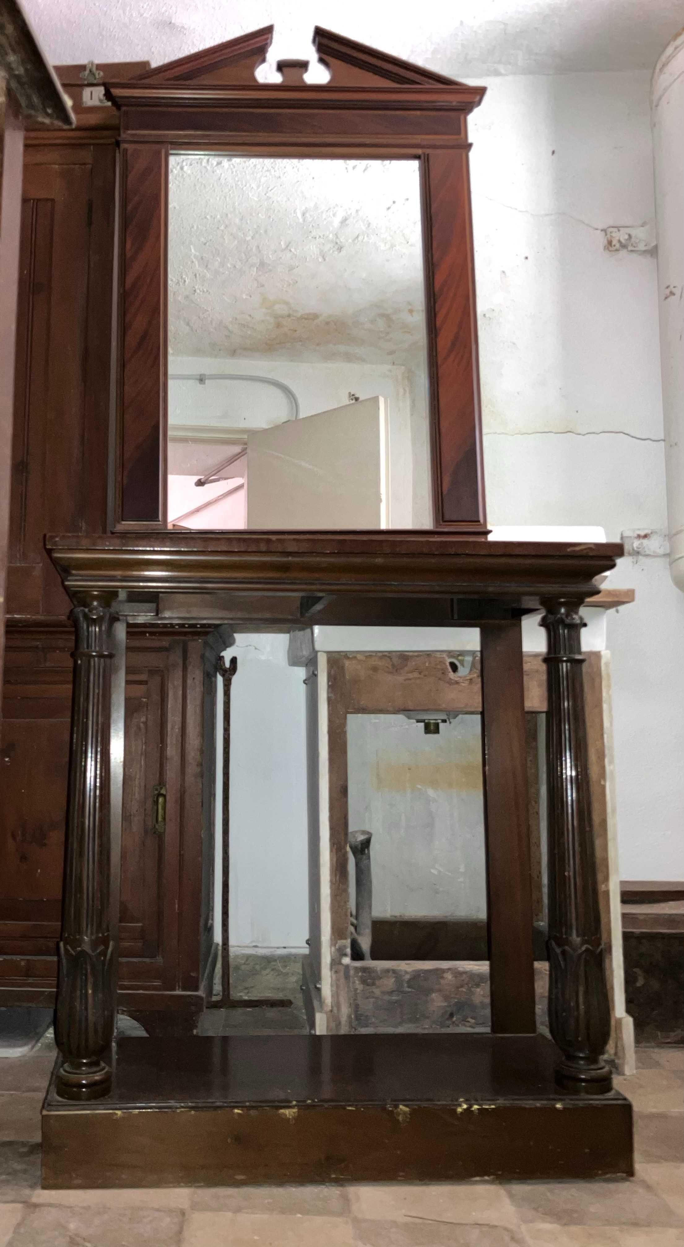 Mesa e espelho. Table and mirror
