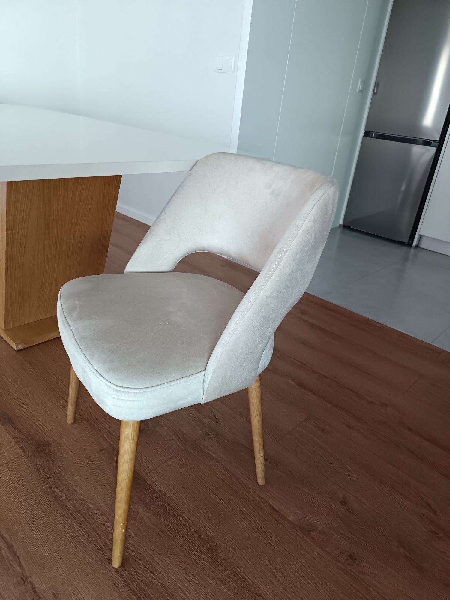 Mesa com 6 cadeiras em bom estado