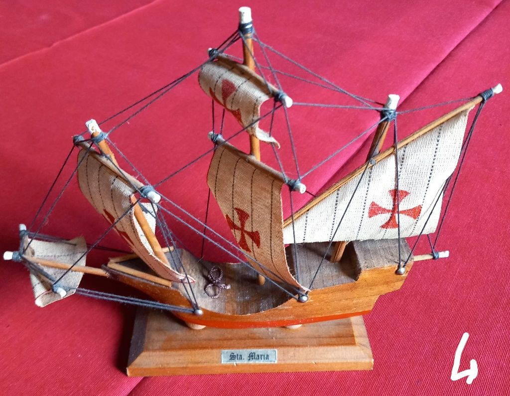 Miniaturas de barcos.