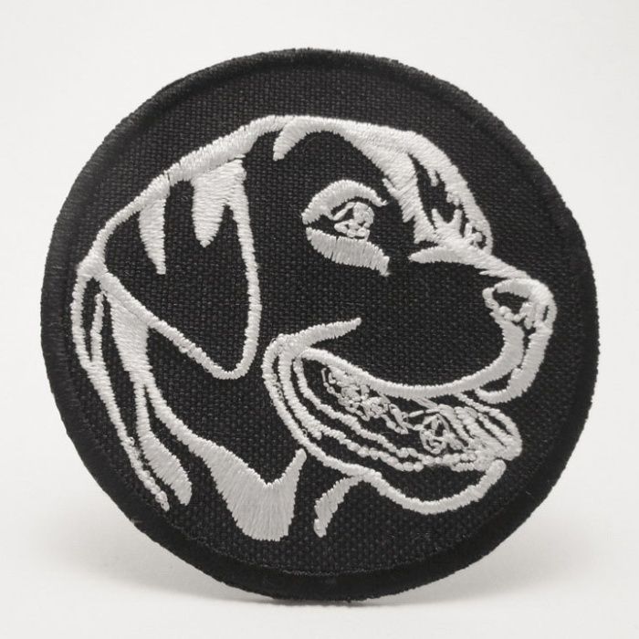 Нашивка Такса Лабрадор диаметр 6 см машинная вышивка собака патч
