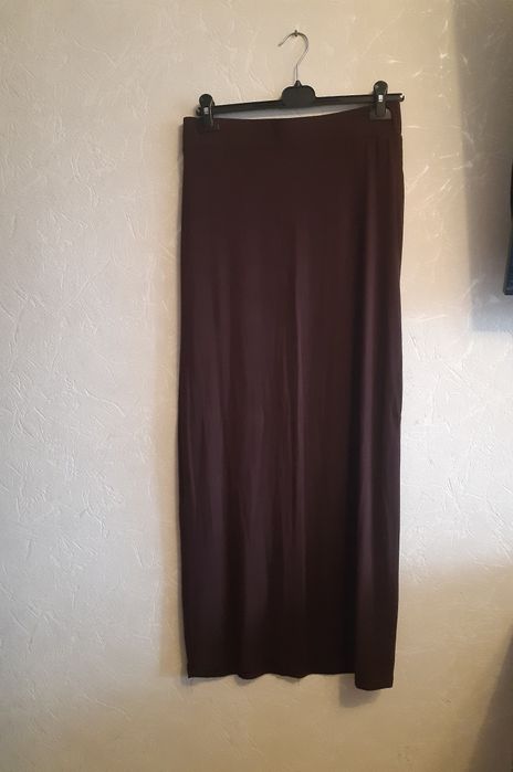 Трикотажна спідниця шоколадного кольору.