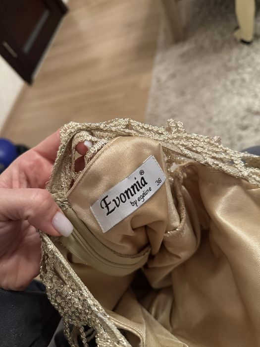 Шикарна сукня кольору шампань (золото) з відкритою спинкою