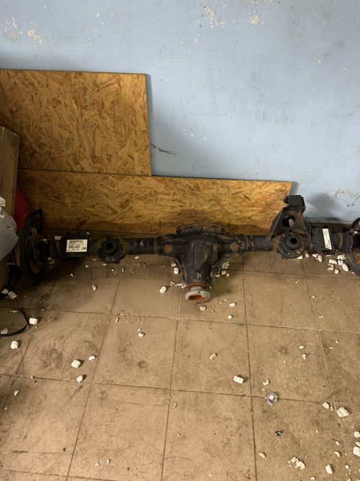 Вісь задній міст wrangler jl