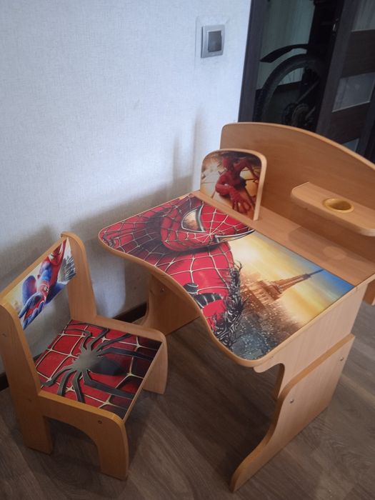 Стіл і стілець з спайдерменом.