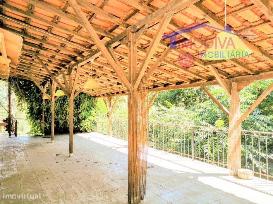 Restaurante com esplanada e vista para a ribeira em Ribeira de Alge