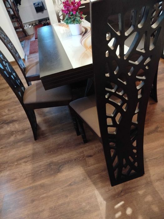 Stół z 6 krzesłami ciemny brąz.