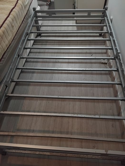 Cama solteiro em Ferro