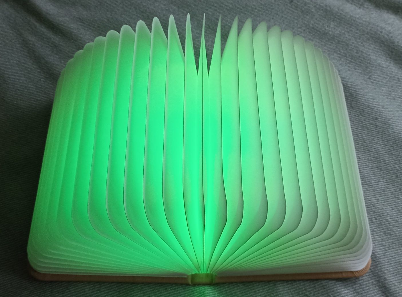 "Book Lamp'' przenośna lampka