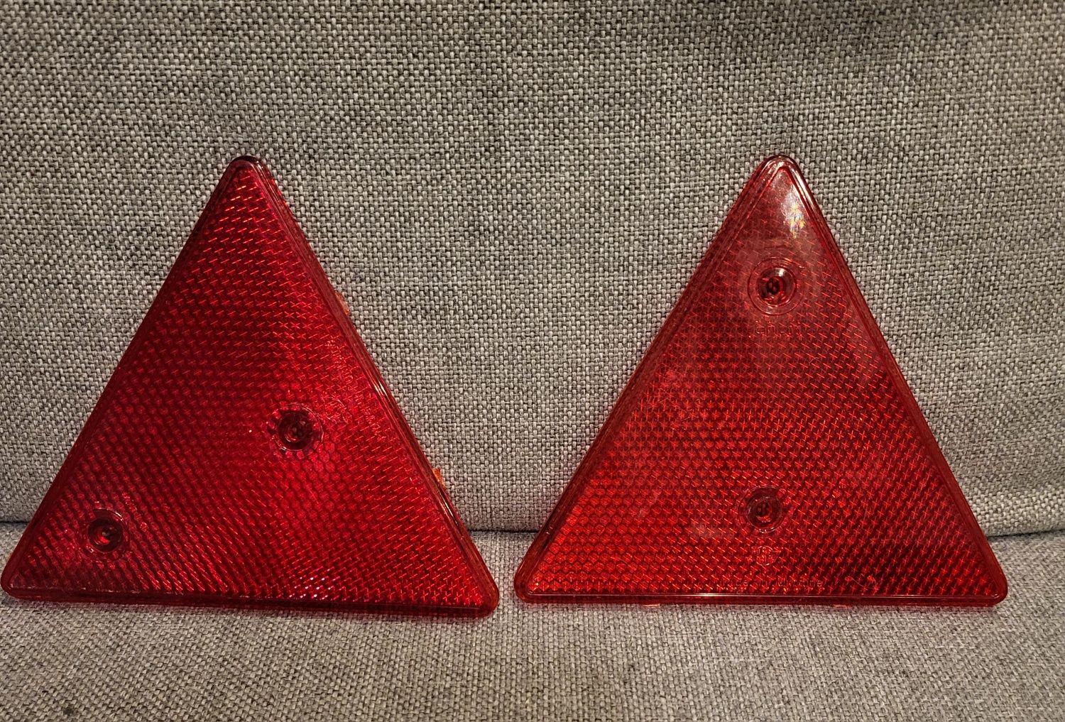 Trojkat odblaskowy 15×15 czerwony 2 szt