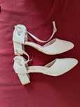 Nowe beżowe damskie buty.