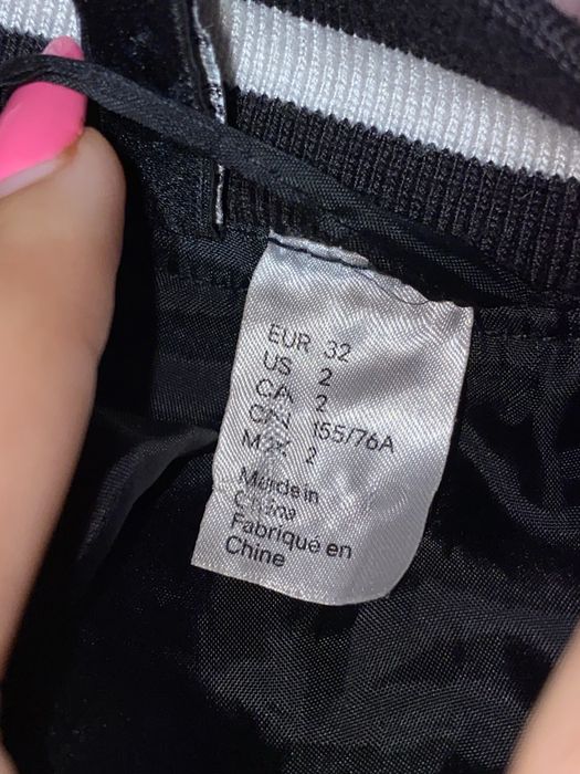 Куртка бомбер чорна H&M xs з нашивками