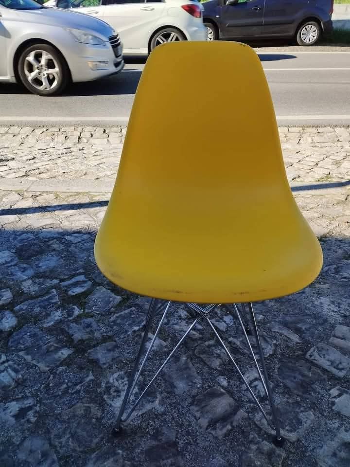 Cadeiras em plástico rígido