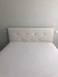Cama de casal estofada em pele
