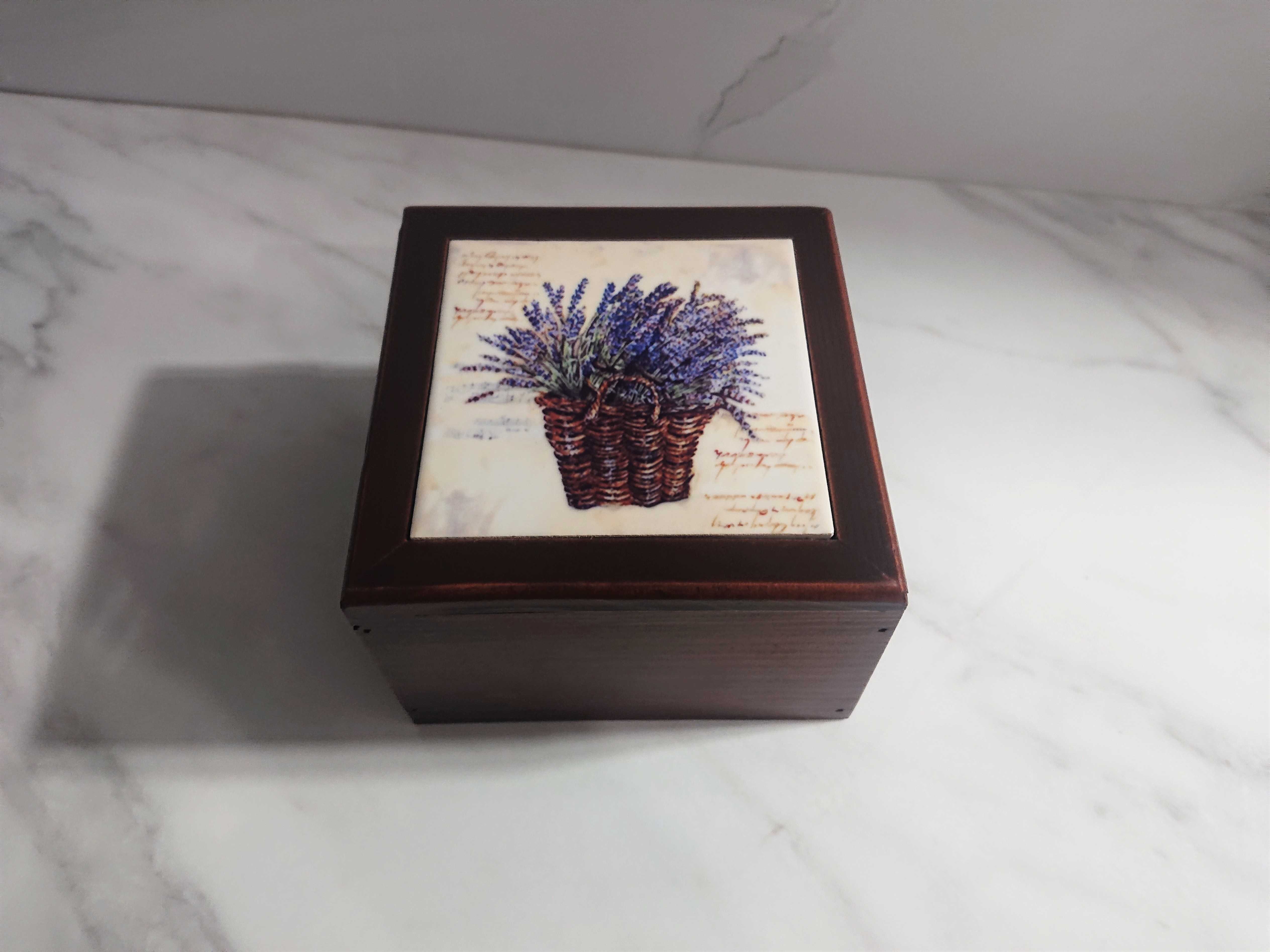 Drewniana szkatułka z płytką ceramiczną lawenda
