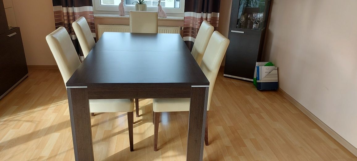 Sprzedam stół z krzesłami do salonu