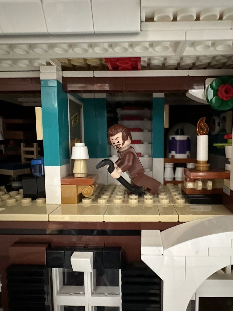Lego 21330 Kevin Sam w domu