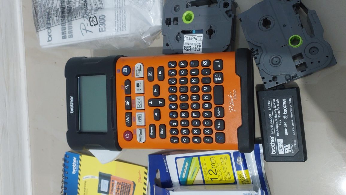 Принтер наклеек Brother  PT-E300VP