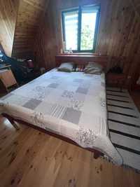 Drewniane łóżko stelażowe ze schowkami