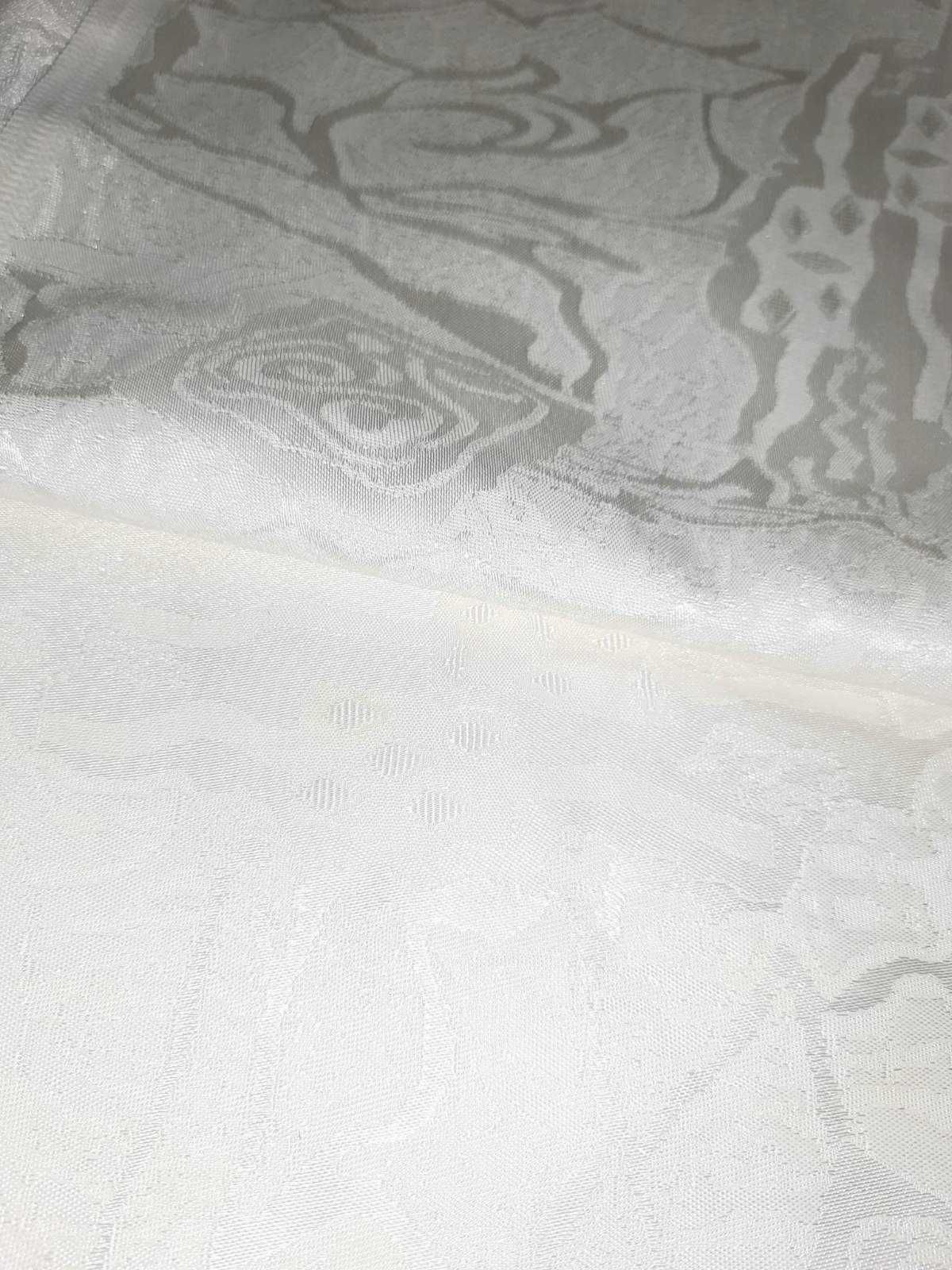 Белая скатерть с молочным оттенком и красивым рисунком. 4м-146cм.