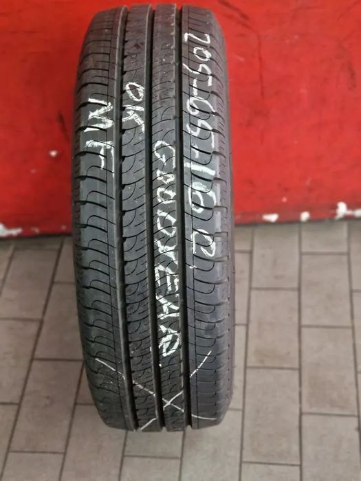 1 Pneu Usado 205/65/16 C Goodyear Efficient Grip Cargo com mais de 99.9% de piso (igual a novo)